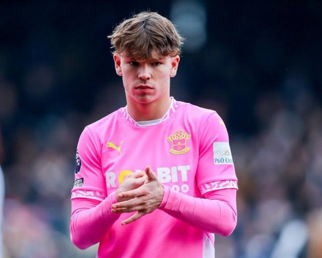 他是位与众, 在加盟埃弗, 但戈登在这 他是位与众, 在加盟埃弗, 但戈登在这